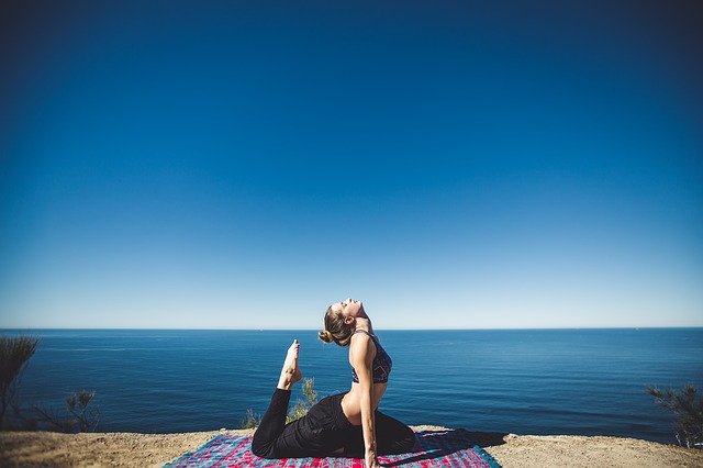 Žena cvičící jógu