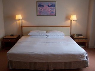 postel v hoteli